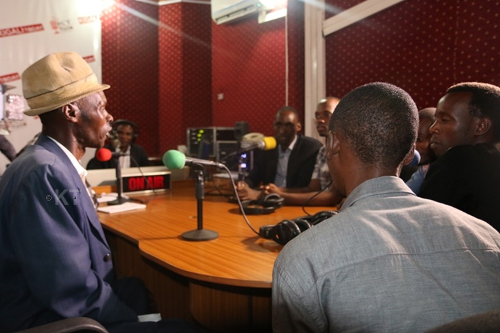 Umusaza Nina Gakwisi yaririmbiye "Ikigori" abakunzi ba KT Radio mu ijwi rye ry'umwimerere.