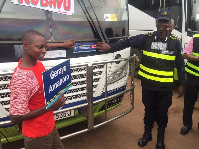 Ambasaderi wa Airtel, Niringiyimana Emmanuel, wakoze igikorwa cy'indashyikirwa cyo gukorera umuhanda abaturage b'aho atuye, ari gufatanya na Polisi y'u Rwanda mu bukangurambaga bwa Gerayo Amahoro.