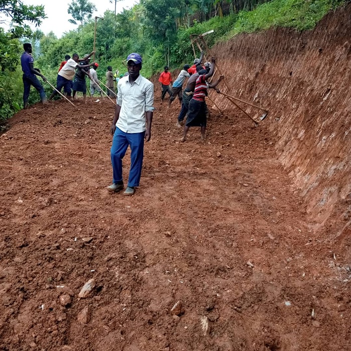 Akazi gakomeye Niringiyimana akorera abaturage, bamwe muri bo bamuhemba kumwangiriza