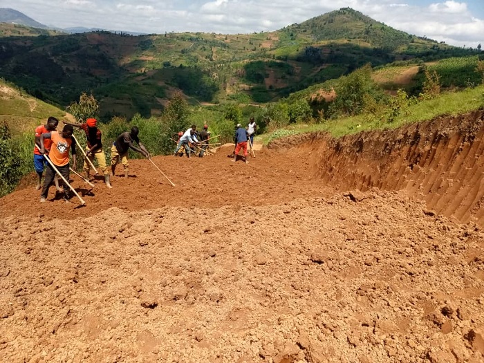 Abo Niringiyimana yakoresheje mu kwagura umuhanda we agiye no kubagezaho ibikorwa remezo n'indi mishinga y'iterambere