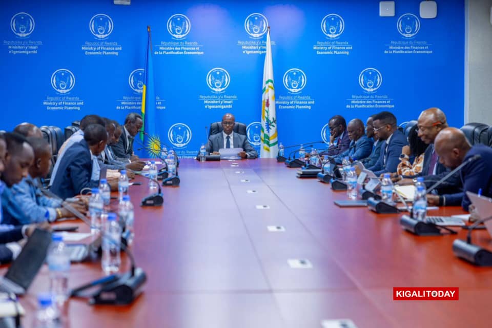 Minisitiri w'Imari n'Igenamigambi, Yusuf Murangwa ndetse n'abandi bayobozi batangaza umusaruro mbumbe w'Igihugu w'igihembwe cya kabiri 2025