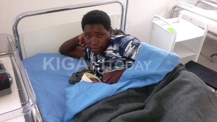 Niyihoza Sandrine wabyariye bwa mbere mu Kigo Nderabuzima cya Rugarama yishimira ko begerejwe serivisi z'ubuvuzi.