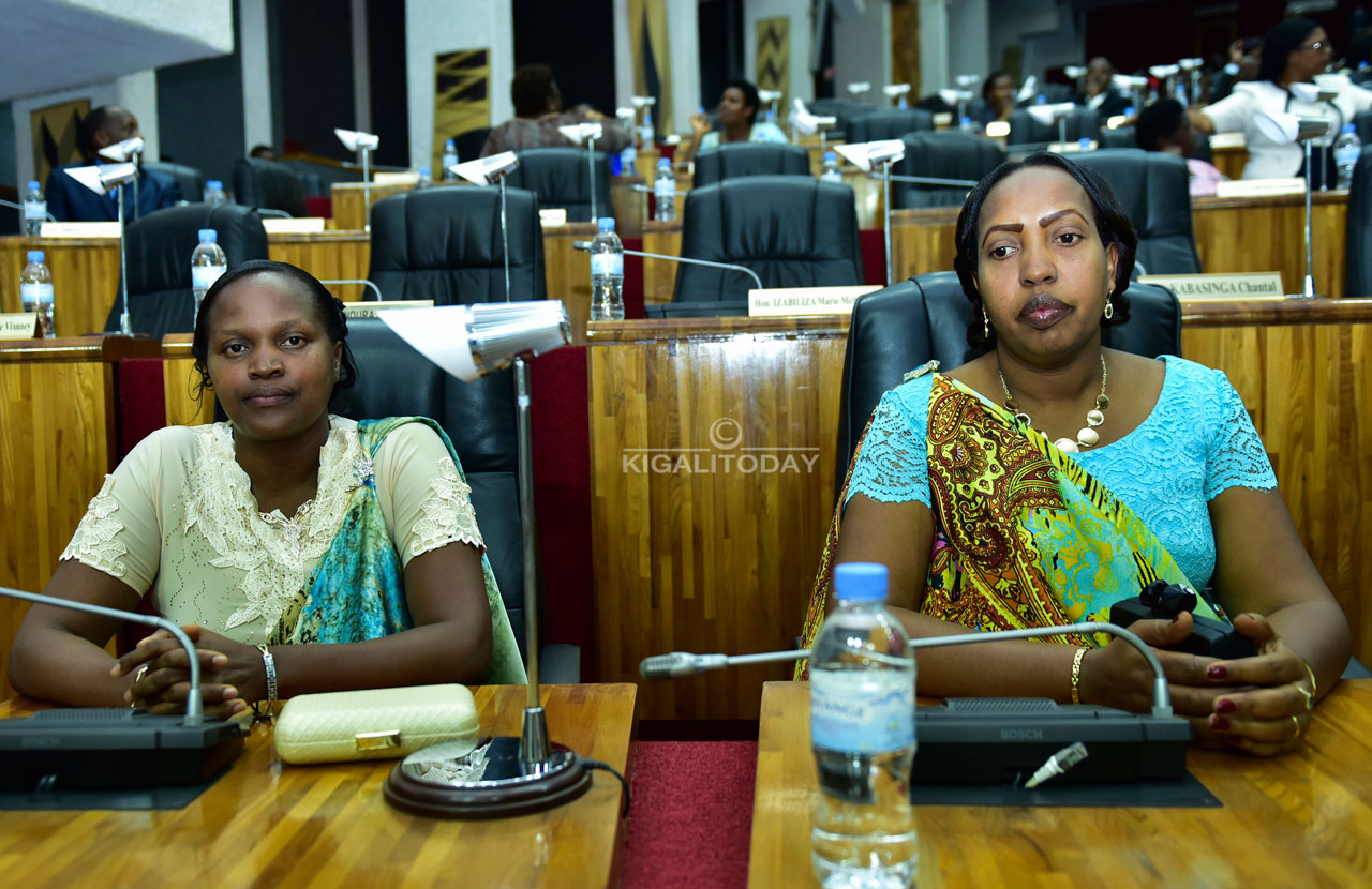 Niyitegeka (ibumoso) mu muhango wo kurahira imbere ya Perezida, mu nteko ishinga amategeko.