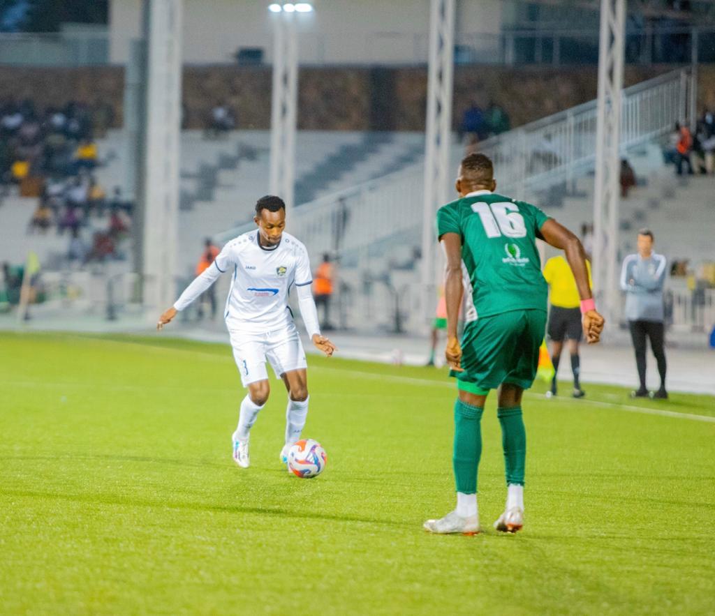 Niyomugabo Claude wa APR FC ahanganye na Nizigiyimana Karim Mackenzie wa Kiyovu Sports