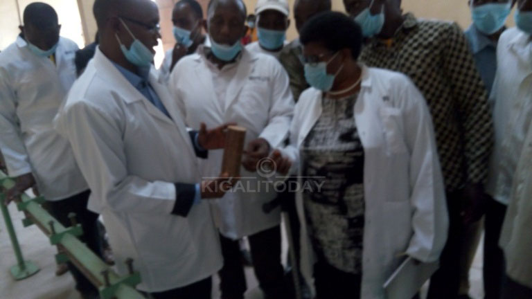 Niyongira Usiel umuyobozi w'uruganda rwa MRPC yereka abadepite bamusuye uko bakora ayo makara ya kijyambere 