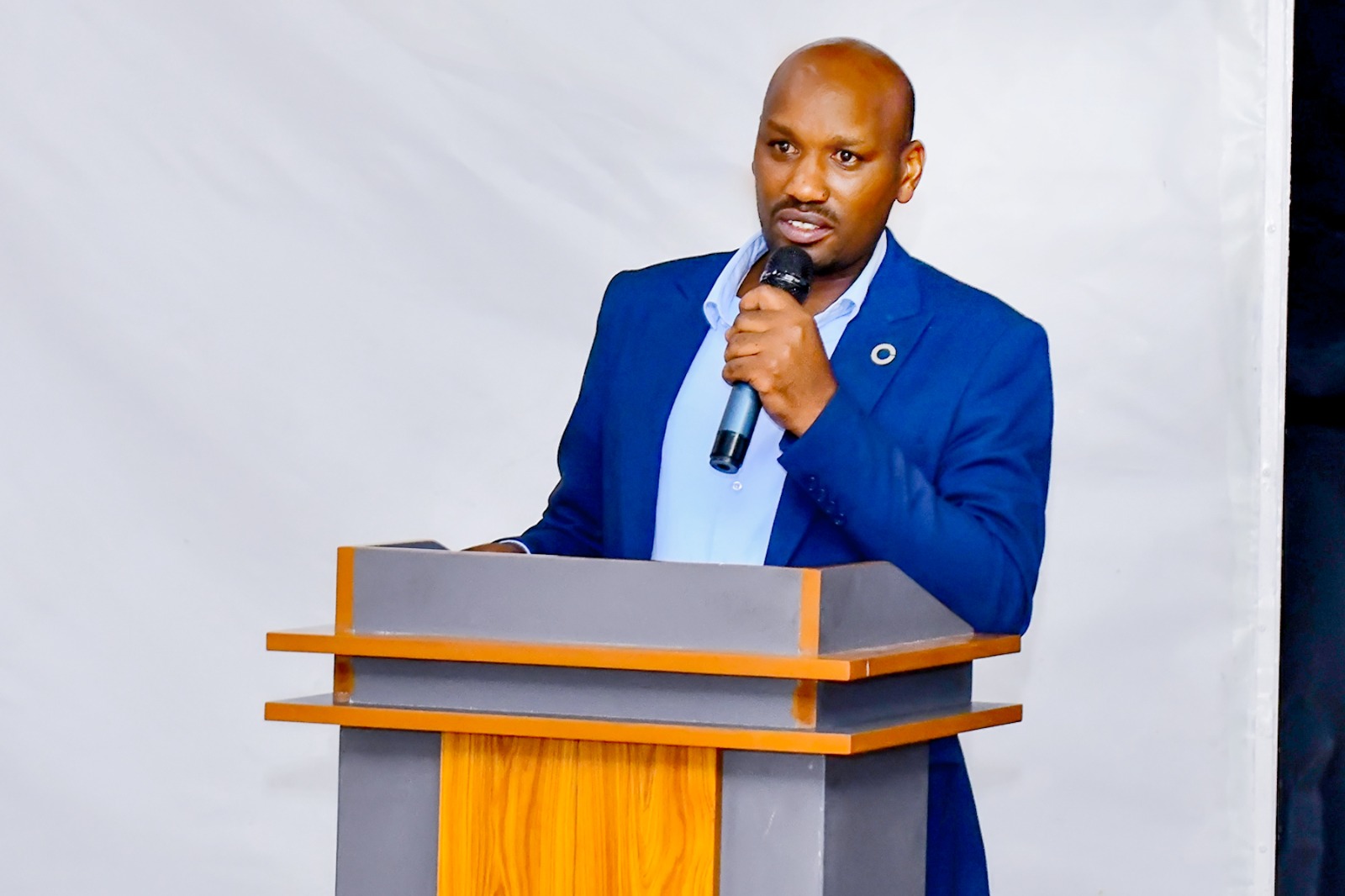 Umuyobozi w'Inama Njyanama y'Akarere ka Muhanga, Nshimiyimana Gilbert, avuga ko hari amafaranga ahabwa abatishoboye bitakurikiranwa ntihagire igikemuka
