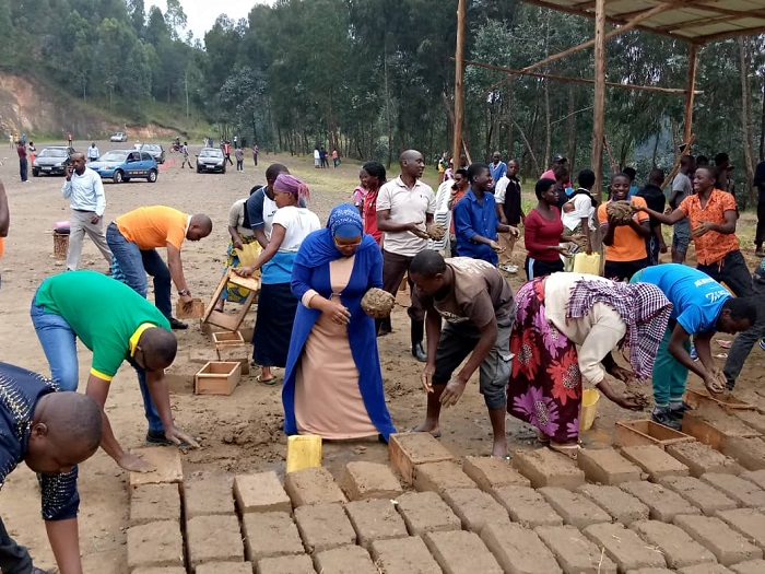 Babumbye amatafari yo kubakira imiryngo itishoboye