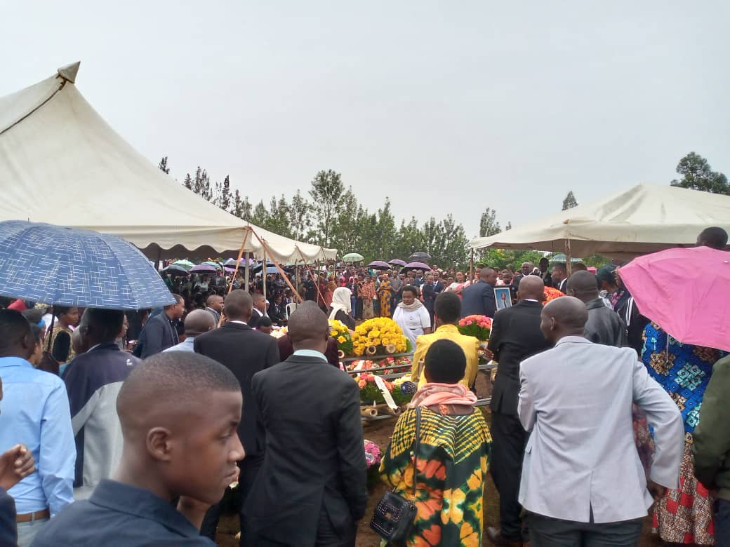 Abantu babarirwa mu bihumbi bamuherekeje batitaye ku mvura n'ubunyerere bwari mu mihanda