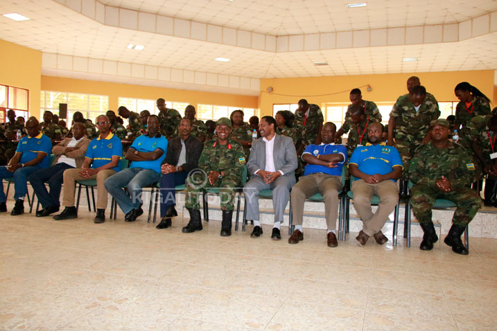 Abashyitsi bari bitabiriye iki kiganiro bari kumwe n'intore z'Abanyamakuru