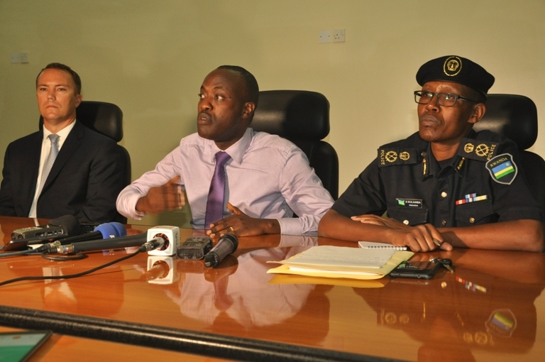 Nkusi (hagati) asubiza ibibazo by'abanyamakuru