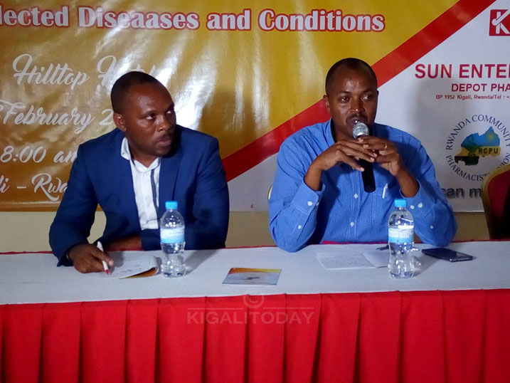 Umuyobozi wungirije w'Urugaga rw'abahanga mu by'imiti ku rwego rw'igihugu, Noël Rutambika uri iburyo atanga ikiganiro muri iri huriro