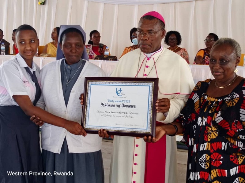 Musenyeri Mwumvaneza mu bakiriye igihembocya Noppen