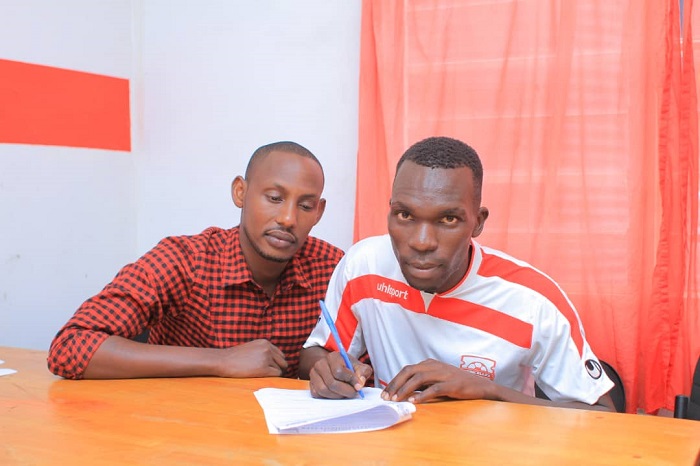 NORMAN Ogik wakiniraga POLICE FC ya Uganda asinya amasezerano y'imyaka ibiri