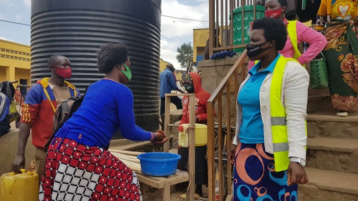 Mu karere ka Burera abaturage bamaze kumenyera ko uwinjiye mu isoko abanza gukaraba