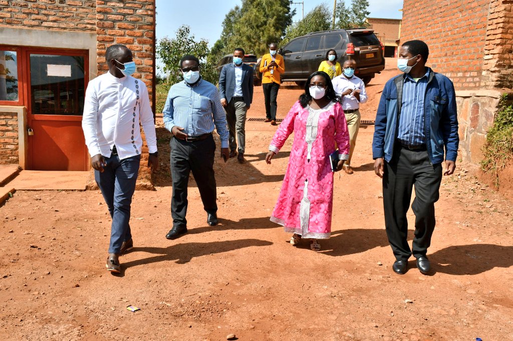 Guverineri Nyirarugero n'ubuyobozi bw'Akarere ka Gakenke baragenzura uko amabwirizwa yo kwirinda COVID-19 yubahirizwa