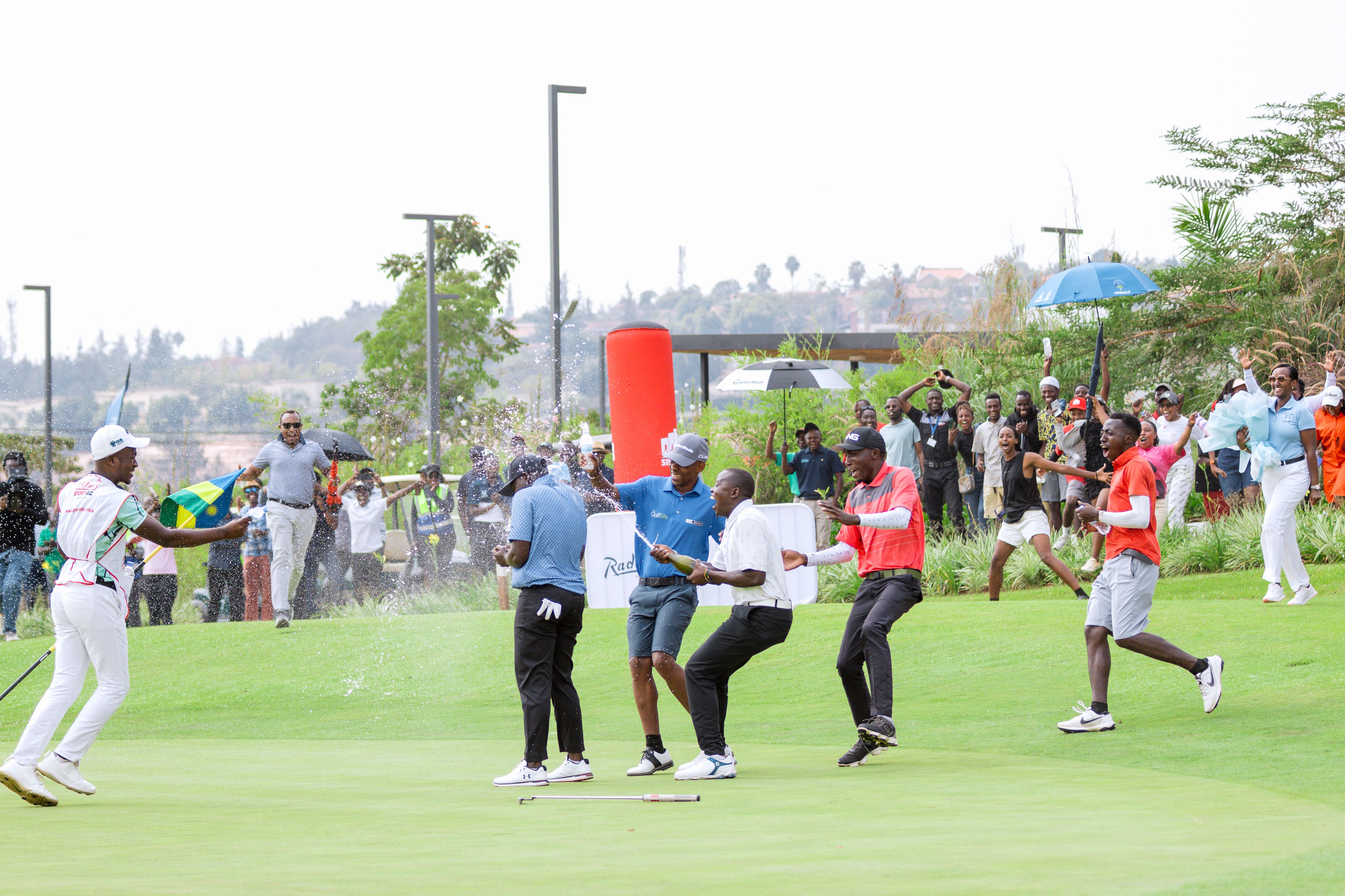 Nsanzuwera akimara kwinjiza agapira ka nyuma yahise asanganirwa n'abafana