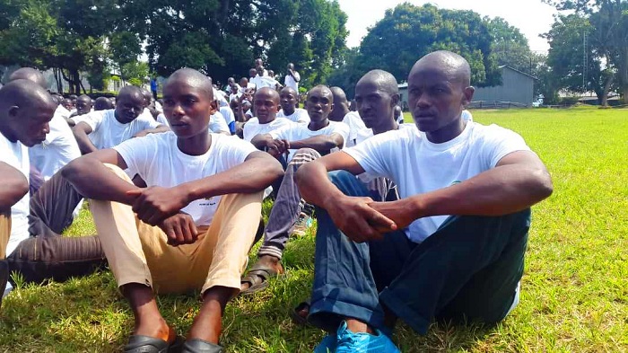 Nsengiyumva Mussa n'umwana we aho bicaye iwawa bakurikira amasomo