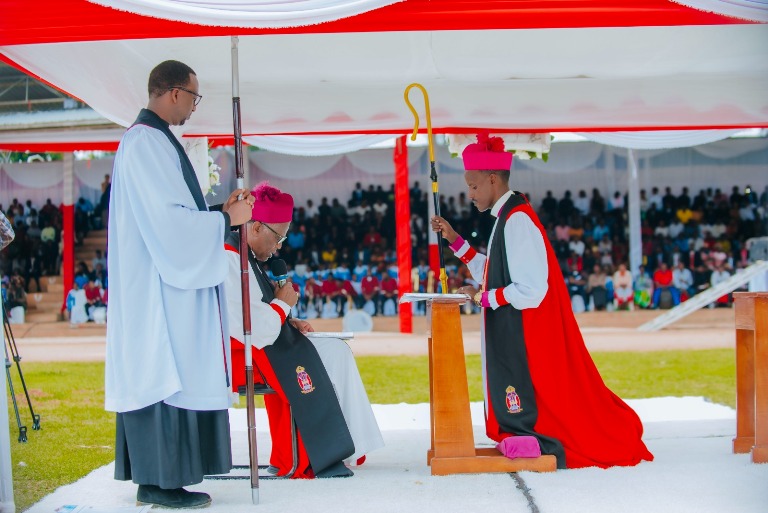 Archbishop Dr Laurent Mbanda, ni we wimitse Musenyeri Christophe Nshimiyimana