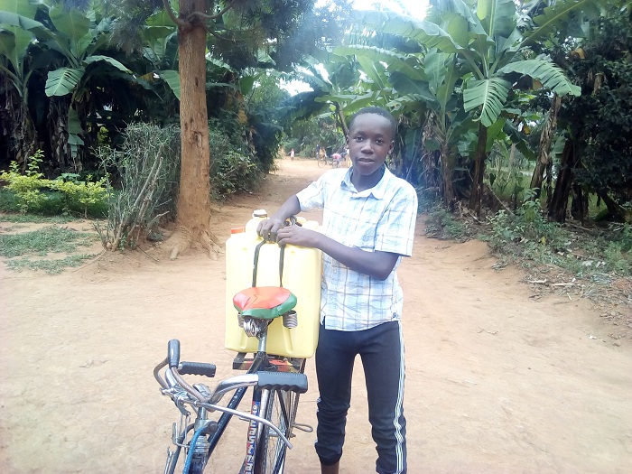 Nshimiyimana avuga ko avoma amazi y'isoko ku buntu akayagurisha n'abatabasha kuyivomera