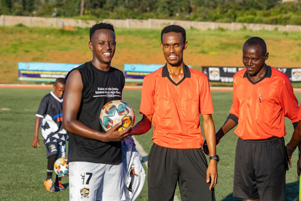 Nshuti Innocent yashyikirijwe umupira kuko yatsinze ibitego bitatu mu mukino