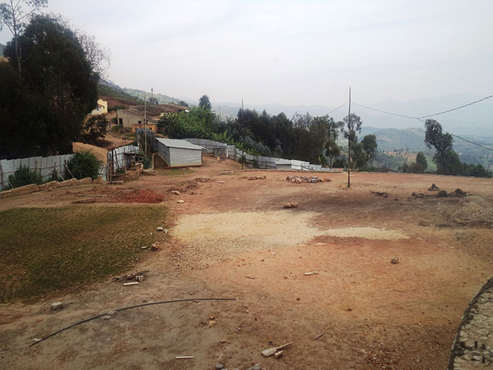 Nta mukozi n'umwe wagaragaye ku nyubako y'iyi hoteli mu byumnweru bibiri bishize kubera ko akarere kari kataratanga amafaranga ngo imirimo ikomeze. 