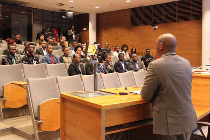 Thomas Ntagozera wari waturutse muri Danmark atanga ikiganiro.