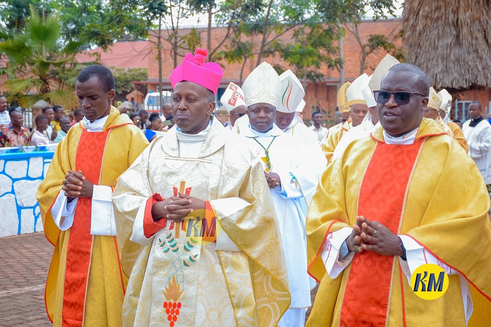Musenyeri Jean Bosco Ntagungira (uri imbere hagati) agiye guhabwa inkoni y
