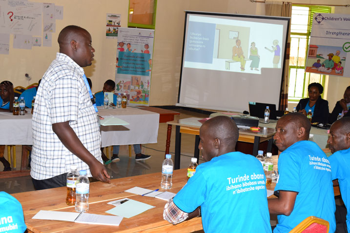 Ntakirutimana Innocent (uhagaze) mu biganiro n'ubuyobozi,ababyeyi n'abana ku gukumira ibihano bibabaza umubiri n'ibitesha abana agaciro