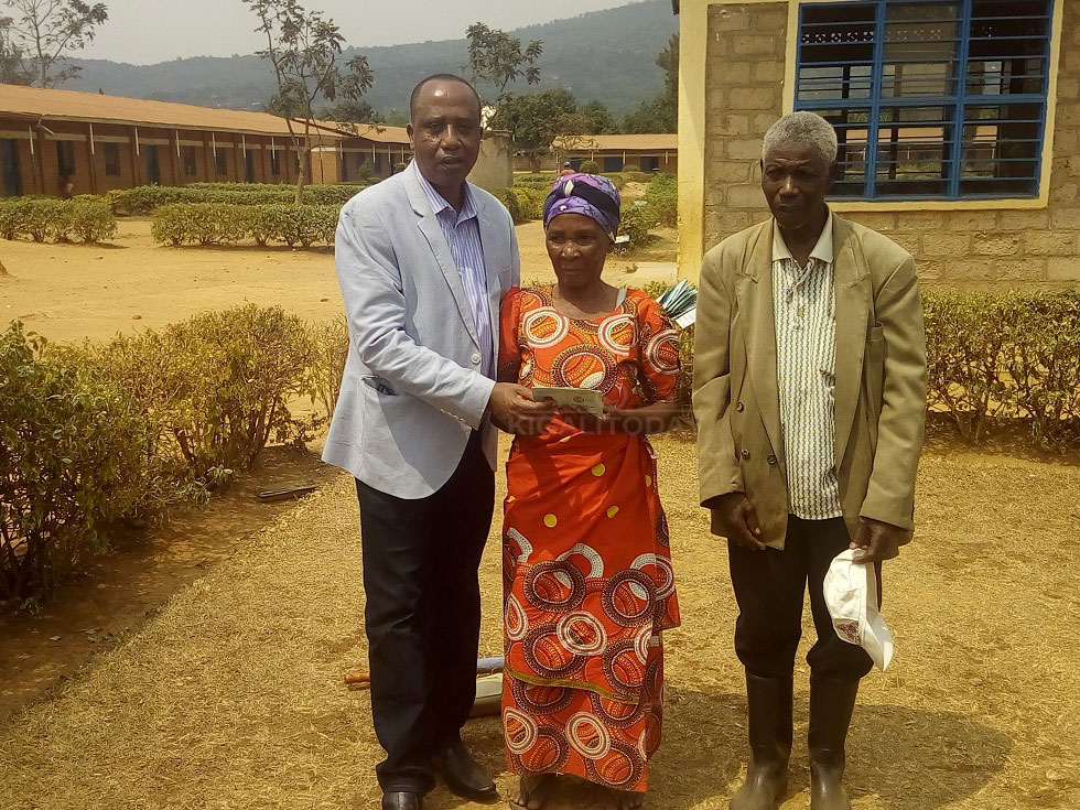 Mukecuru Nikuze n'umugabo we bagezwaho mituweri zabo