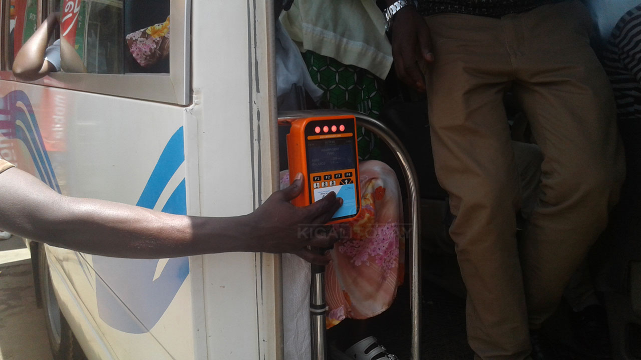 Umuntu akozaho ikarita amafaranga akavaho akabona kujya mu modoka