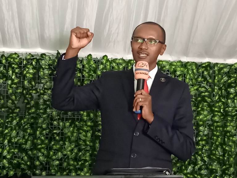 Umuyobozi w'Akarere ka Nyanza, Erasme Ntazinda, avuga ko abantu bafatanyije, buri wese akazana intege ze nkeya, byabyara ibikorwa binini