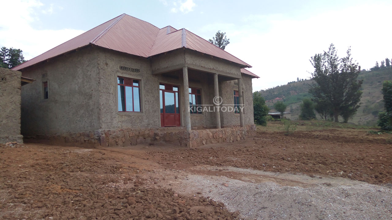 Guverineri avuga ko atiyumvisha ukuntu inzu yakubakwa ikagera aho isakarwa ubuyobozi butayizi.