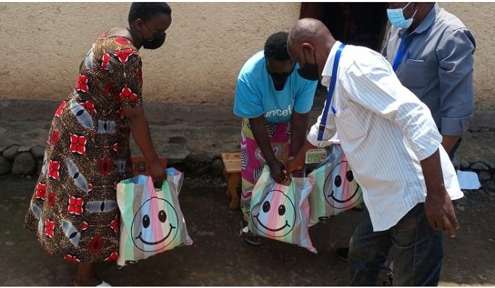 Abatishoboye babagezaho ibiribwa muri gahunda ya Ntuburare mpari