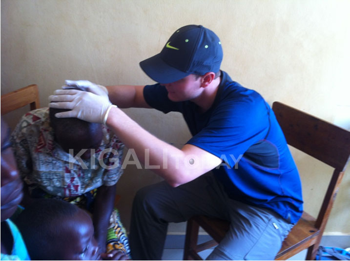 Nubwo abavuye muri Amerika atari abaganga ariko babafasha mu bikorwa bimwe bitandukanye.