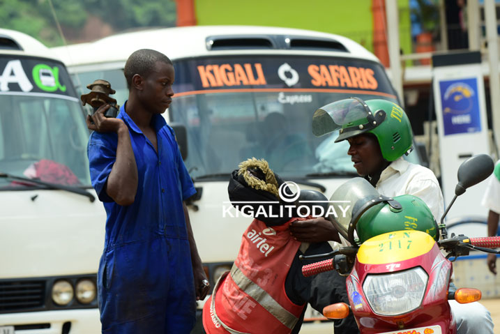 Nubwo ari umukanishi w'imodoka nawe yiyambaza moto mu kazi ke.