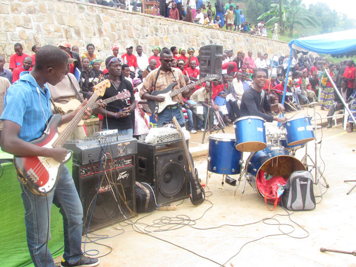 Nubwo Orchestre Ramuka Jazz Band bafite ibikoresho bisabwa ngo bacurange live ariko nta bakunda gutumirwa cyane ngo bacurange mu birori bitandukanye.