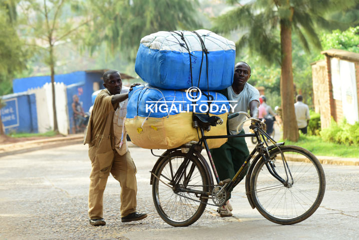 Nubwo nta moteri rigira, ahazamuka haba hari abasore bariha ibitugu.