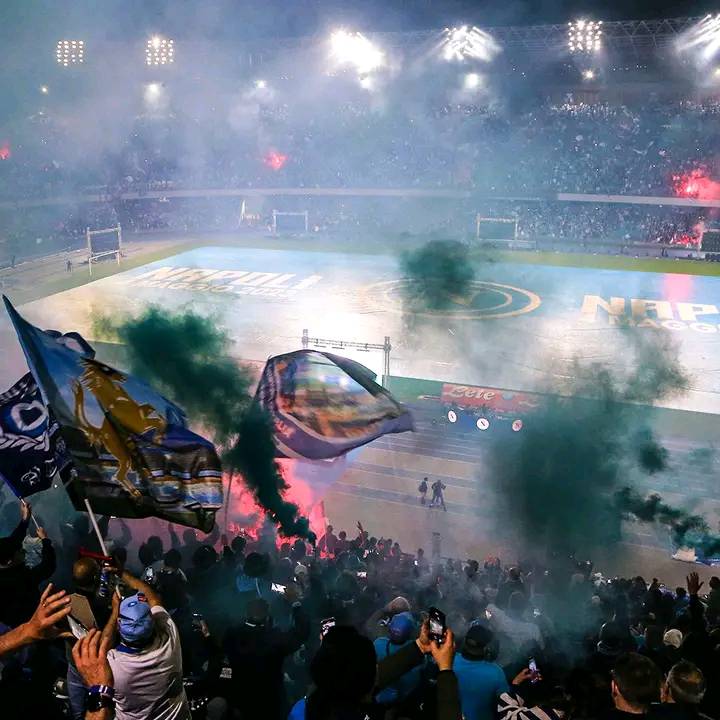 N'ubwo atariho umukino wabereye ariko kuri stade ya Napoli hari hari abafana barenga ibihumbi 50.