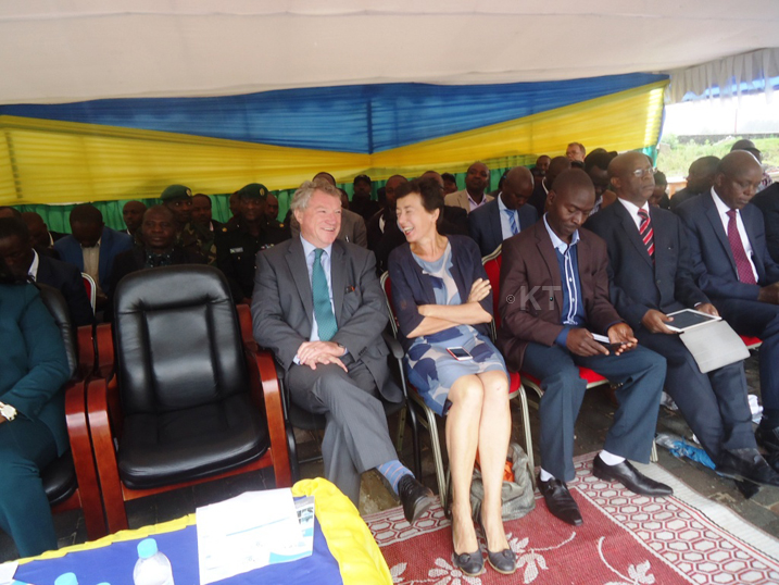 Nubwo hari mu mvura nyinshi abayobozi batandukanye bitabiriye uyu muhango