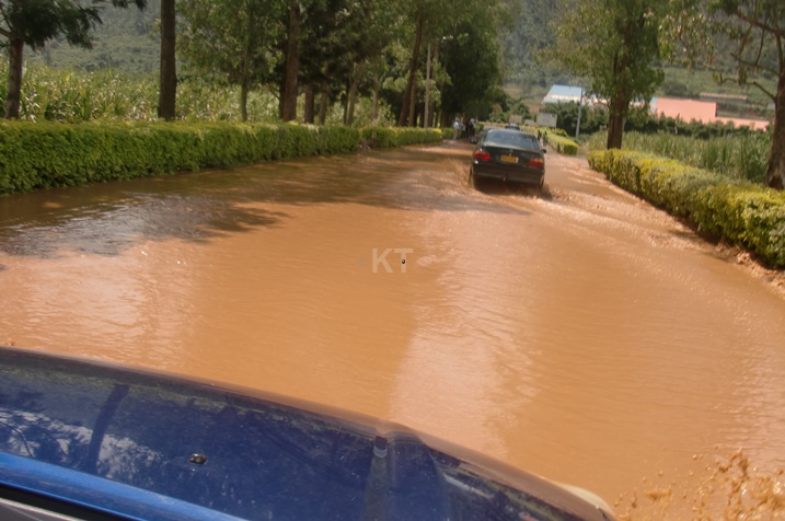 Nubwo imodoka zigenda amazi ntarashira mu muhanda.