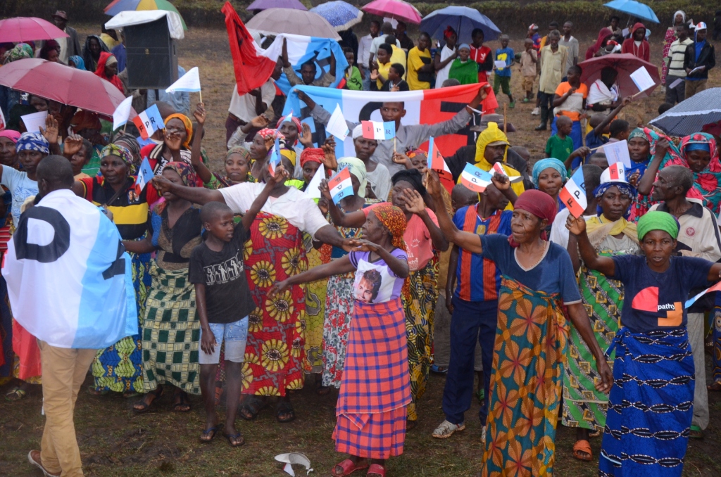 N'ubwo imvura yari nyinshi ntibyabujije abanyamuryango ba FPR kwitabira kwamamaza abakandida babo