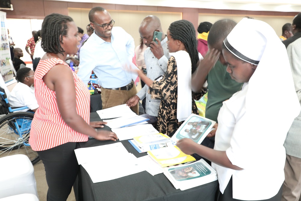 Bamuritse bimwe mu byo bakora