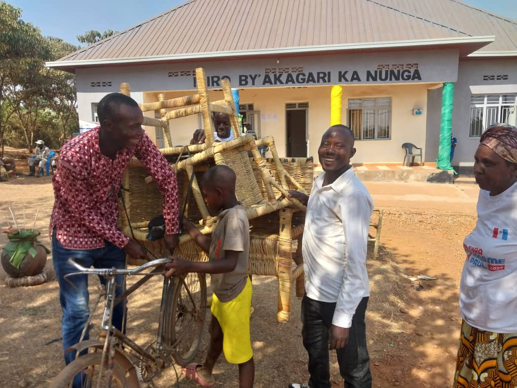 Bapfakurera Theodorique (wambaye ishati y'umweru) yishimiye ibikoresho byo mu ruganiriro yahawe