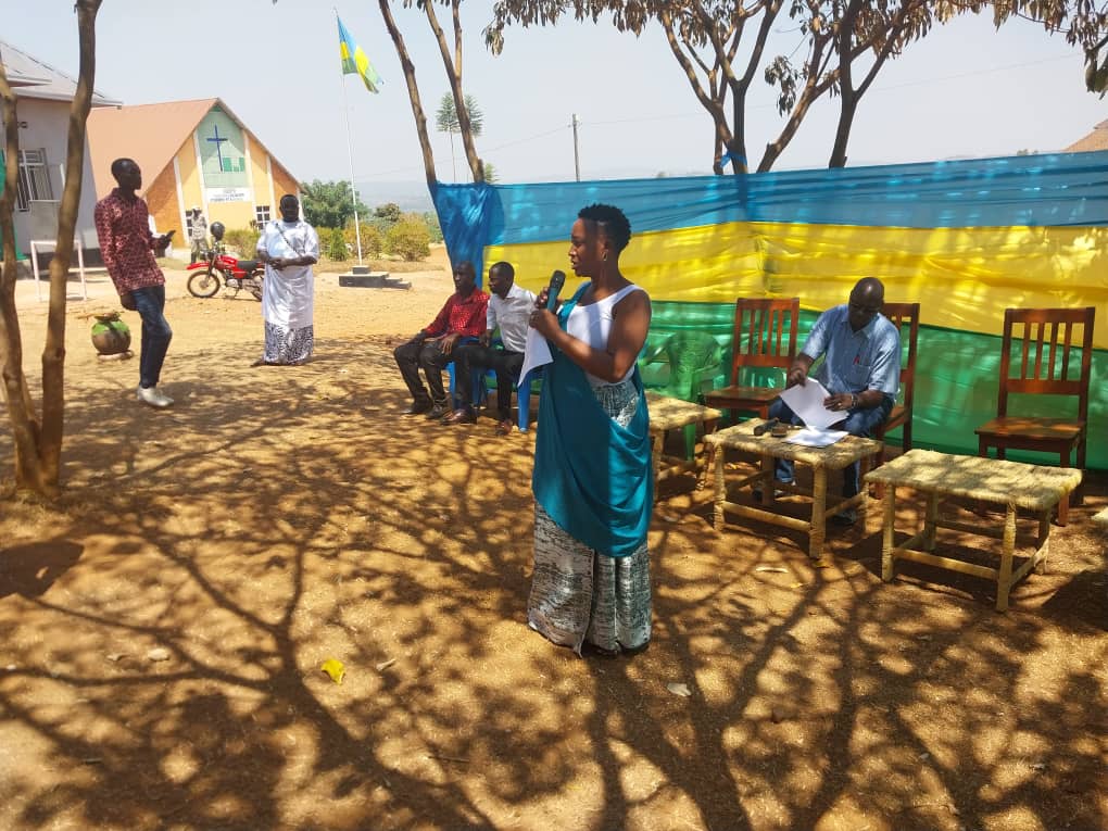 Umunyamabanga Nshingwabikorwa w'Akagari ka Nunga, Umutoni Vestine Happy, aganira n'abaje mu birori by'Umuganura