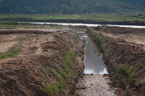 Amazi yari atangiye kujya mu mirima y'abaturage.