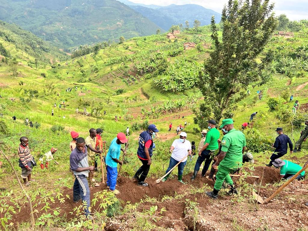 Amazi amanuka mu misozi ikikije Nyabarongo ni yo amanukana isuri umugezi ukangirika