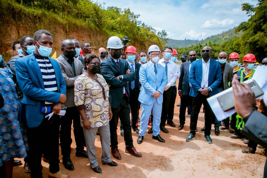 Abahagarariye inzego zitandukanye bitabiriye gutangiza uyu mushinga, basobanuriwe uko uzashyirwa mu bikorwa