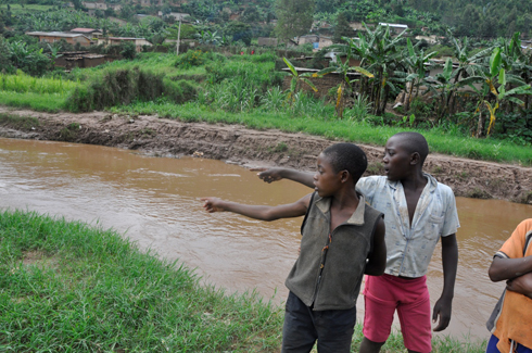 Kwizera Placide na Kwizera Innocent berekana aho Ndori yarohamye. 