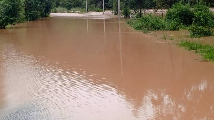 Nyabarongo yuzura mu muhanda Muhanga Ngororero bigatuma utaba nyabagendwa