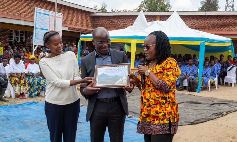 Umuyobozi w'Akarere ka Nyabihu Mukandayisenga (wambaye ishati y'umuhondo) yashyikirije itsinda ry'Abanyarwanda baba mu Budage impano babageneye nk'ikimenyetso cyo kubashimira uruhare rwabo mu kuzamura iterambere ry'ubuvuzi
